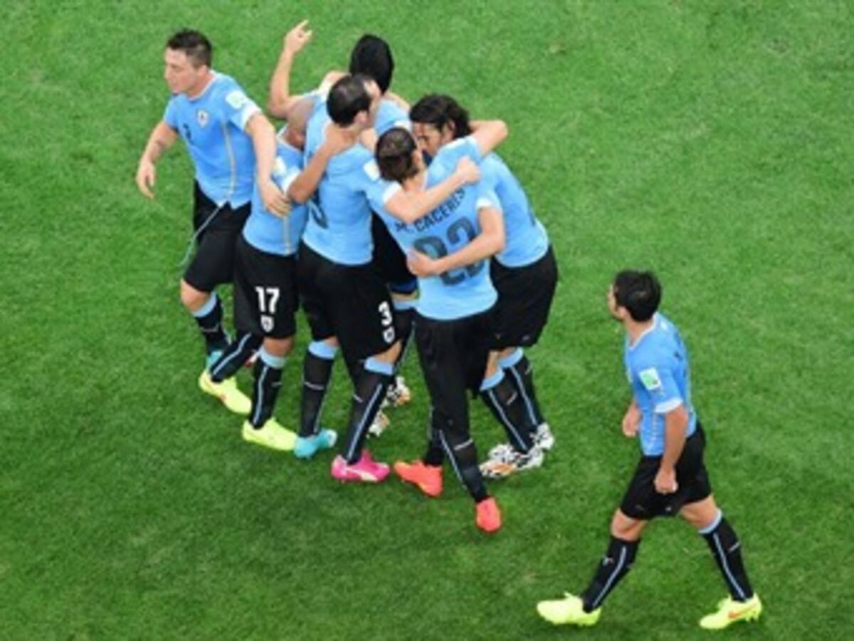Uruguay vence a Inglaterra y la deja en la cuerda floja