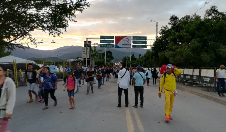 Venezolanos ingresando a Cúcuta por el puente internacional Simón Bolívar