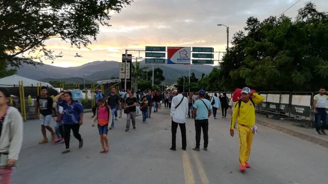 Venezolanos ingresando a Cúcuta por el puente internacional Simón Bolívar