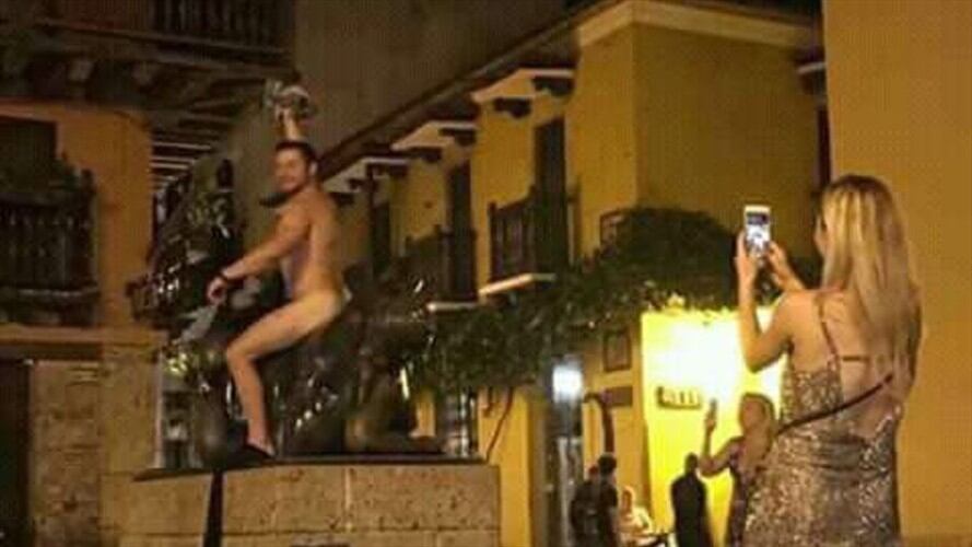 Autoridades de Cartagena buscan a turista que posó desnudo en estatua de Botero. Foto: Redes sociales
