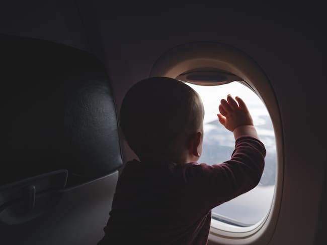 Imagen de referencia de un bebé en un avión. Getty Images