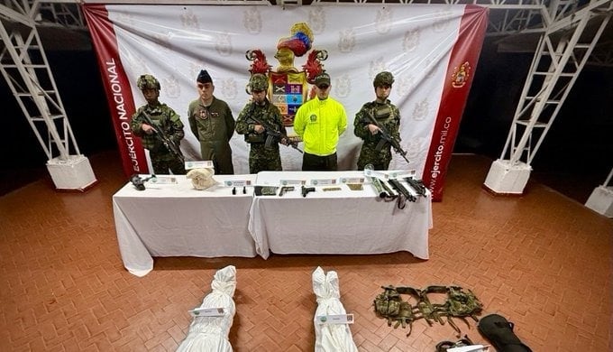 Tras las acciones militares se decomisaron dos armas cortas y dos largas, un mortero, un dron y abundante munición, y se localizado un laboratorio con 105 kilos de pasta base de coca y 1.500 galones de ACPM. Crédito: Ejército Nacional.