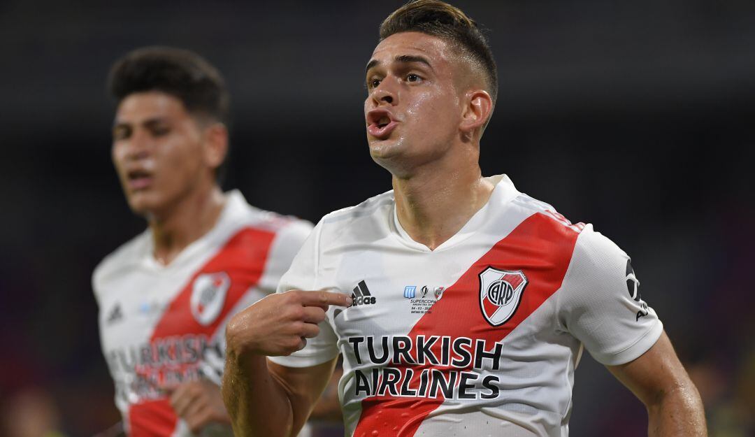 Rafael Santos Borré festeja su gol en la Supercopa Argentina.
