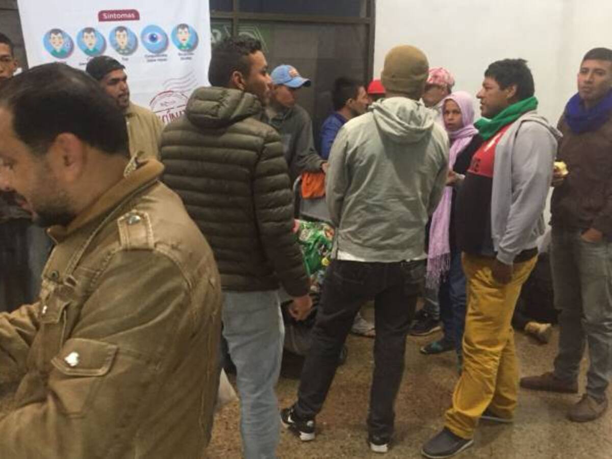 Venezolanos que viven en terminal de Bogotá piden ayuda humanitaria