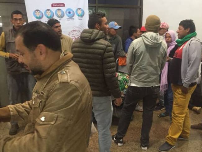 Venezolanos que viven en terminal de Bogotá piden ayuda humanitaria