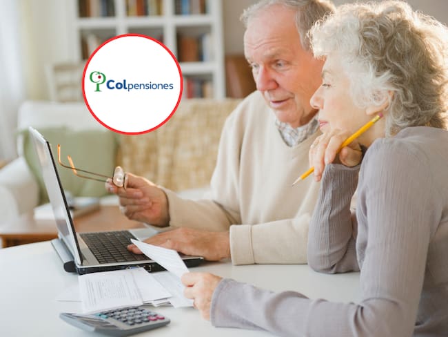Adultos mayores haciendo cuentas en el computador y la calculadora. (Fotos vía Getty Images y COLPRENSA)