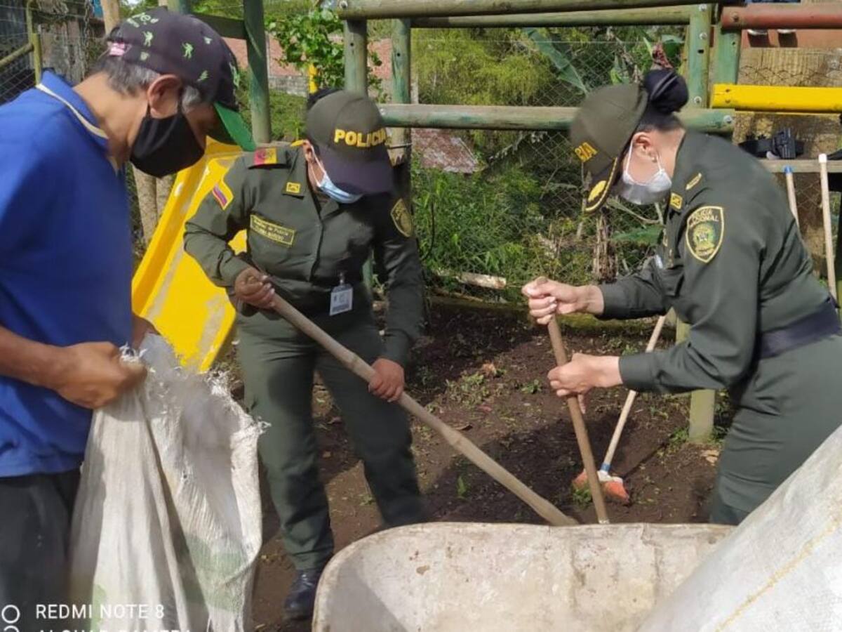 Policía y comunidad recuperan parque en Villahermosa, Tolima.