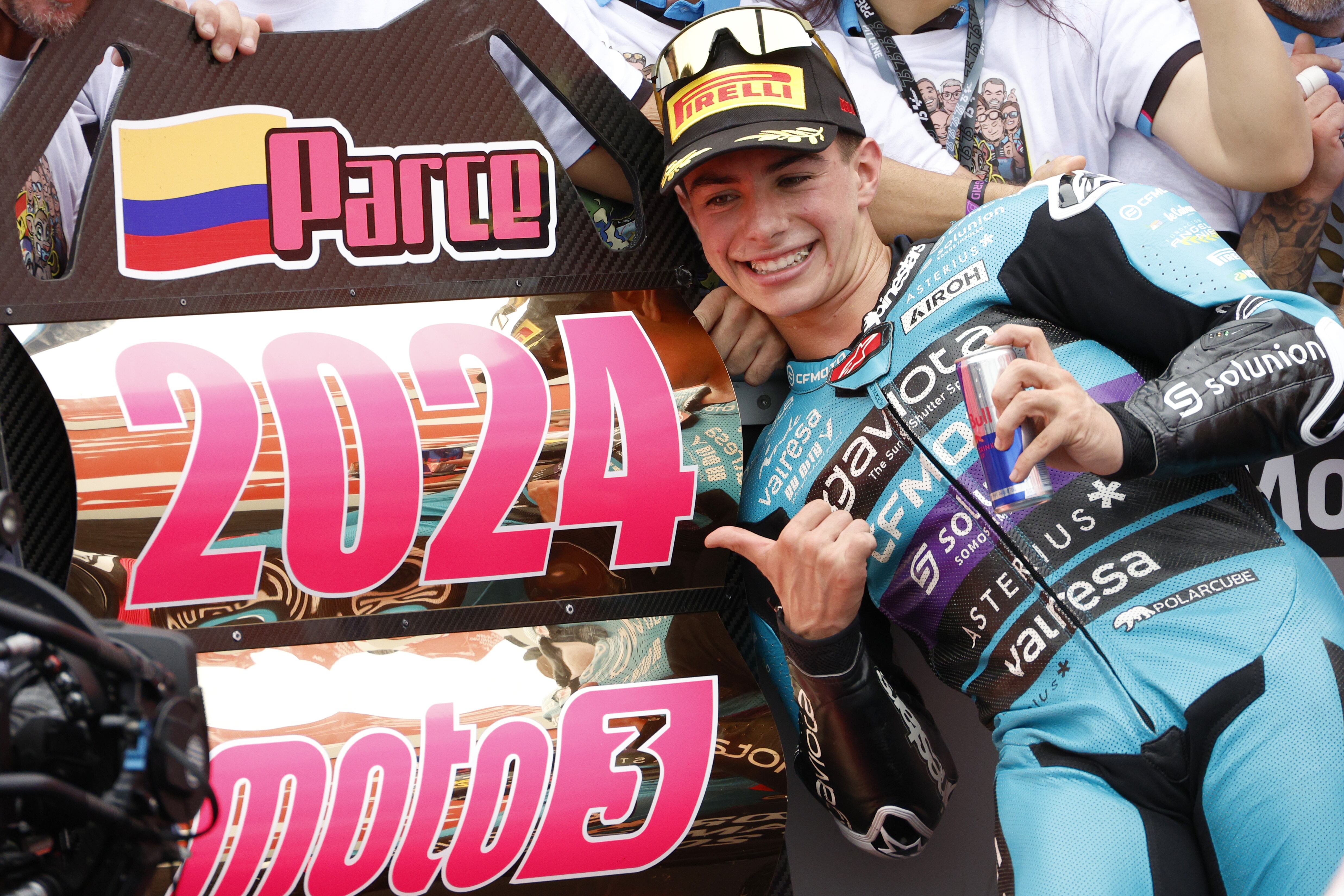 Motegi (Japan), 06/10/2024.- CFMOTO rider David Alonso of Colombia, winner and Moto3 World Champion, celebrates after the Moto3 race of the Motorcycling Grand Prix of Japan in Motegi, north of Tokyo, Japan, 06 October 2024. (Motociclismo, Ciclismo, Japón, Tokio) EFE/EPA/FRANCK ROBICHON