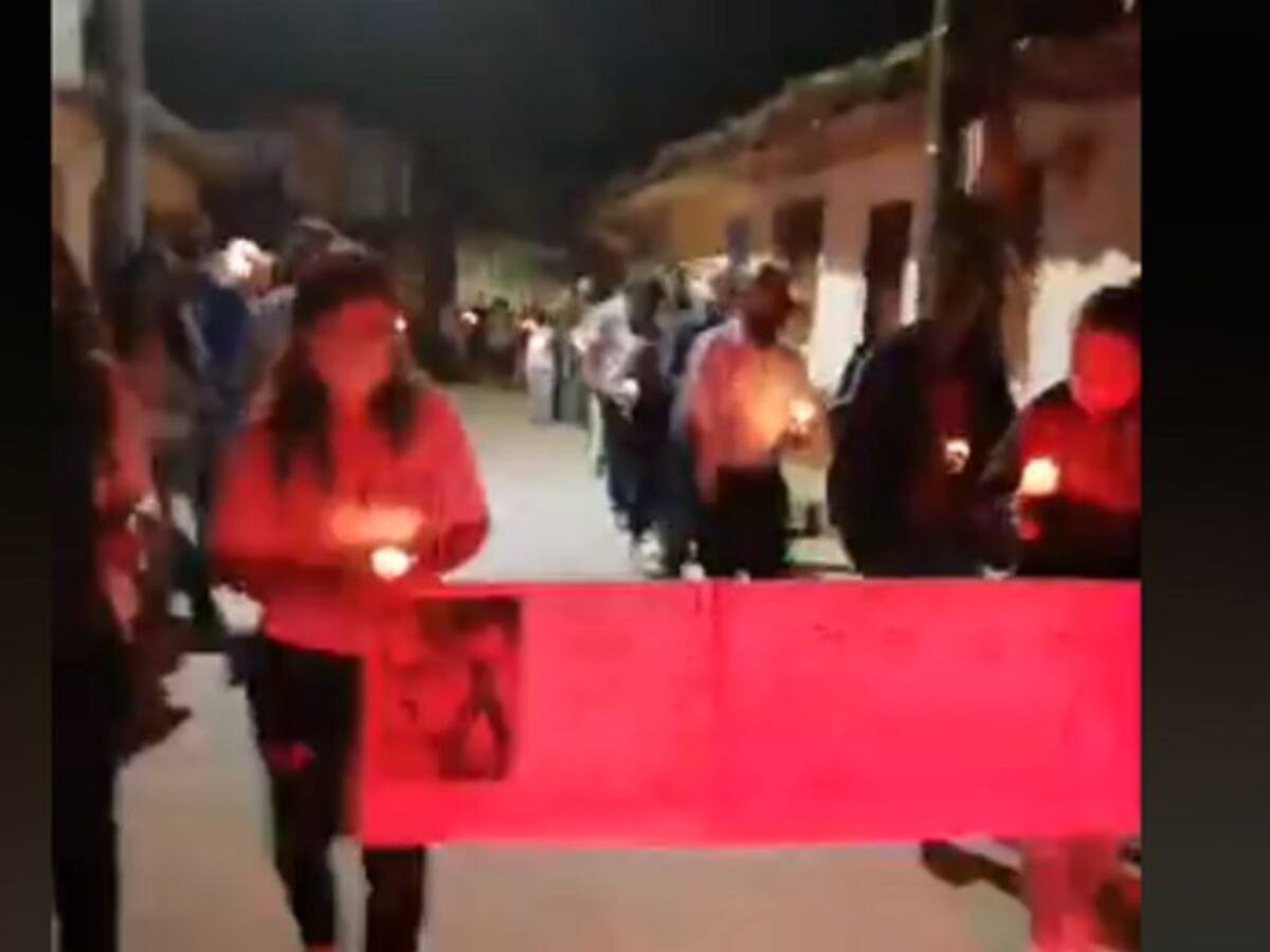 Con velas, habitantes de Argelia marcharon para rechazar la violencia