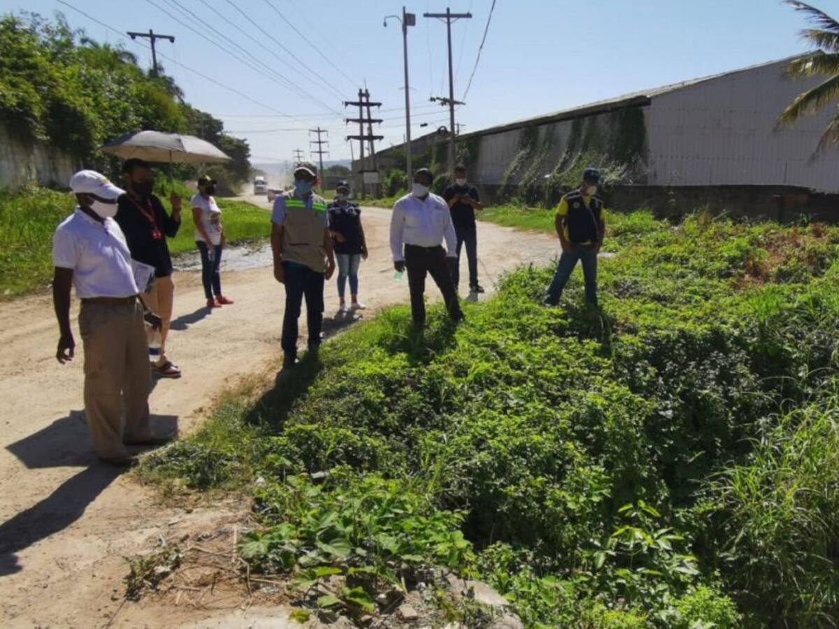 Refinería de Cartagena ayuda en limpieza de un caño en Puerta de Hierro