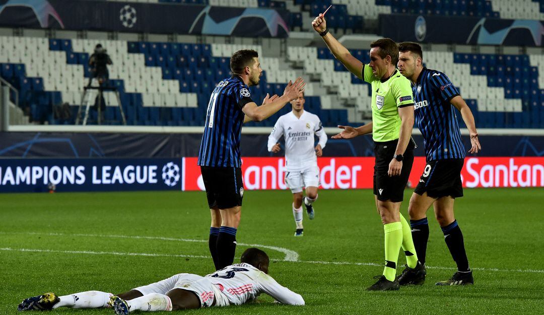Momento de la expulsión de Remo Freuler tras la falta a Mendy