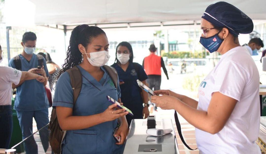 Estudiantes ingresando a la Universidad Simón Bolívar. 