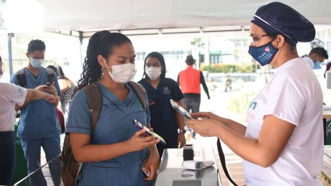 Estudiantes ingresando a la Universidad Simón Bolívar.