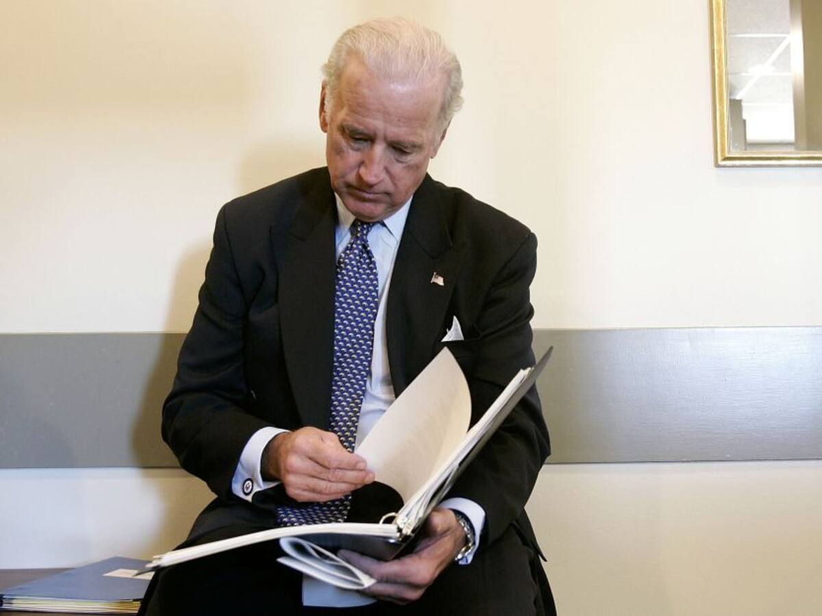 Expresidentes y premios Nobel piden a Biden impulsar vacunación global