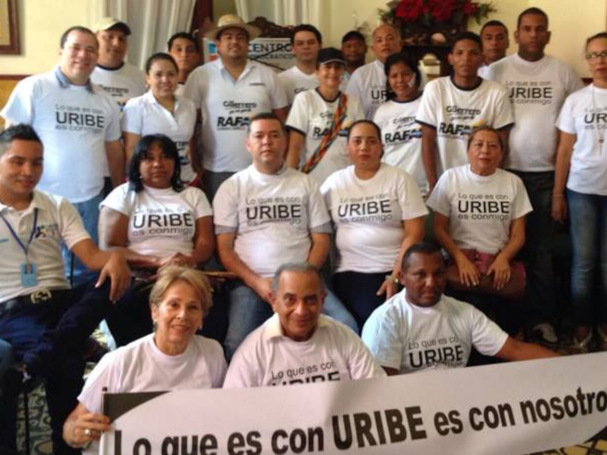 Uribistas lanzan campaña: Lo que es con Uribe es conmigo
