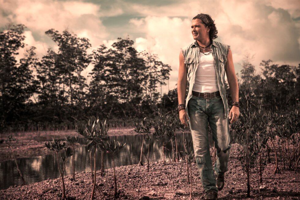 Carlos Alberto Vives Restrepo es un actor, cantante y compositor colombiano. El samario fue el primer artista colombiano en ganar un premio Grammy. En la actualidad, cuenta con dos premios Grammy y nueve Grammy Latinos.