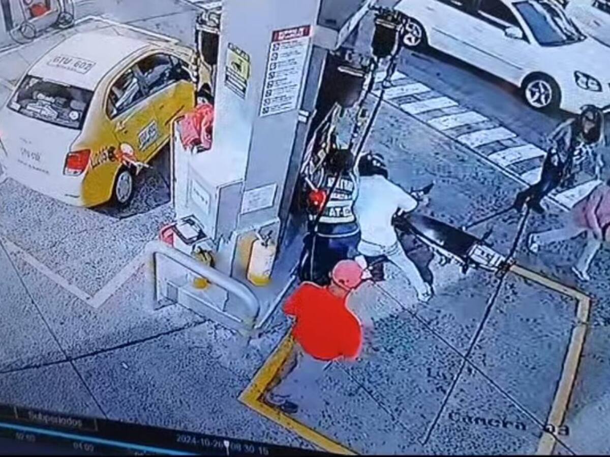 Forcejeo entre agente de tránsito y motociclista quedó registrado en video