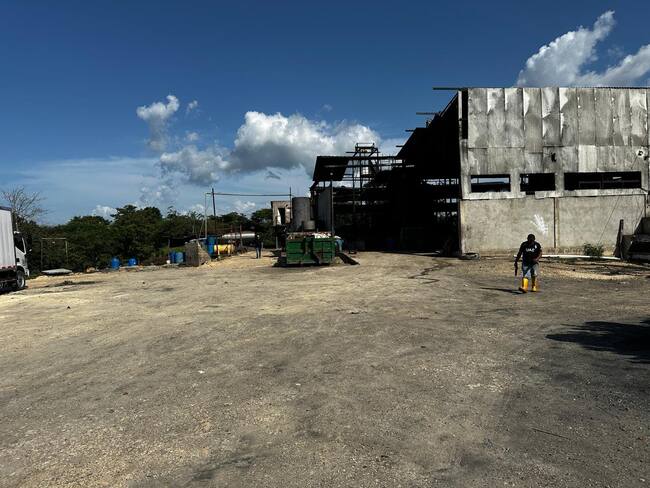 Los operarios cayeron a un tanque de desechos de alimentos