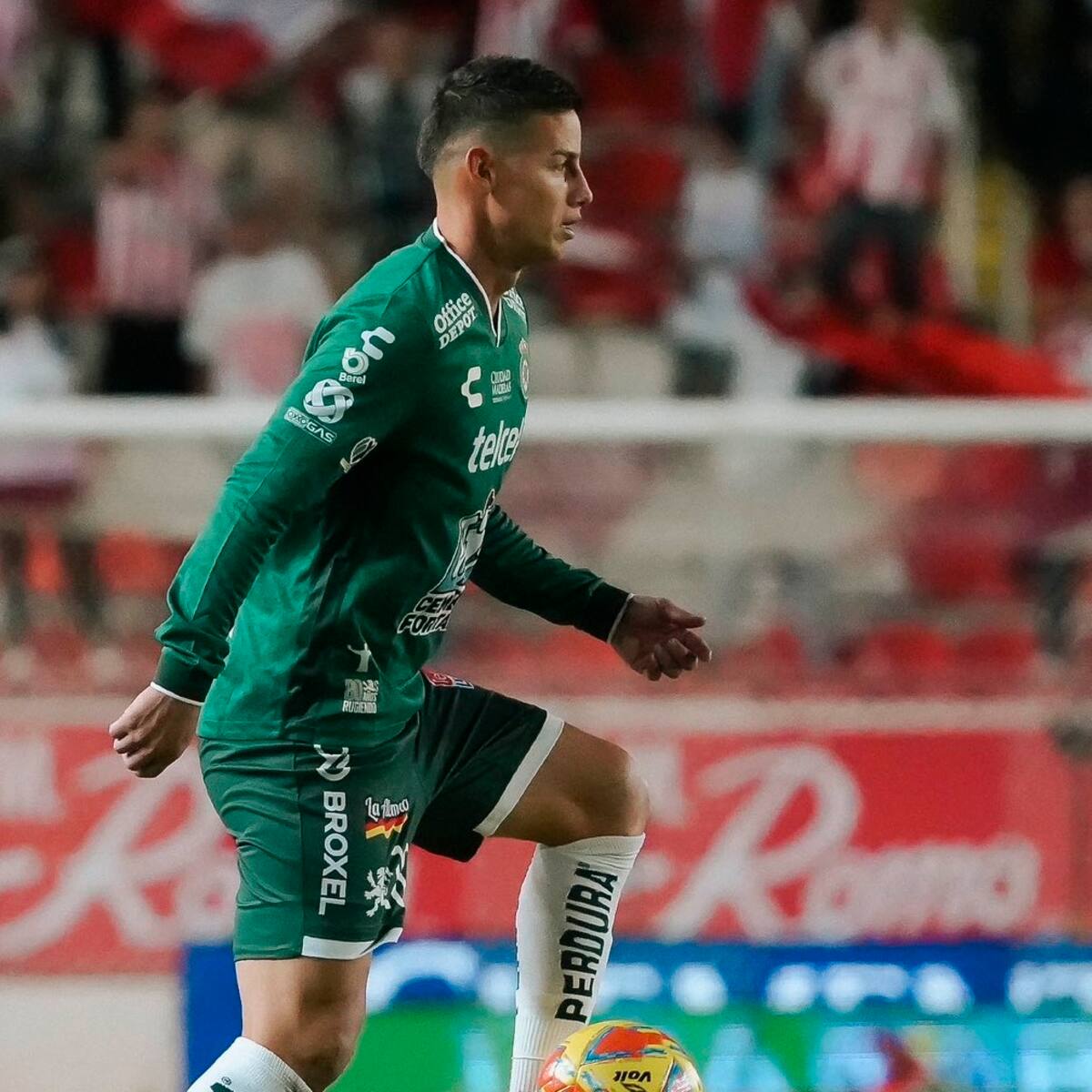 James Rodríguez hizo nueva asistencia, pero los colombianos Rojas y Cambindo brillaron en Necaxa