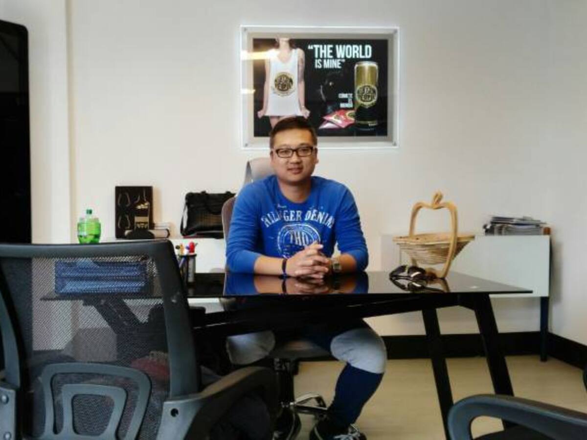 Oriental aprendió español oyendo Caracol Radio