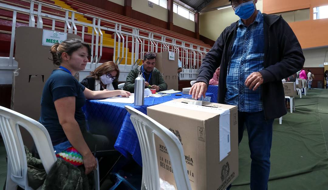 Colombianos votando en Ecuador. EFE/ José Jácome