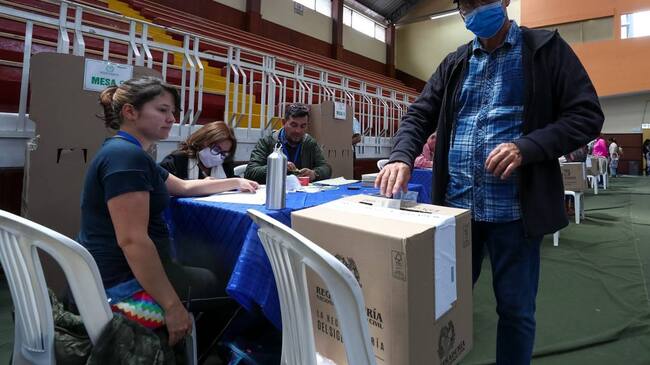 Colombianos votando en Ecuador. EFE/ José Jácome