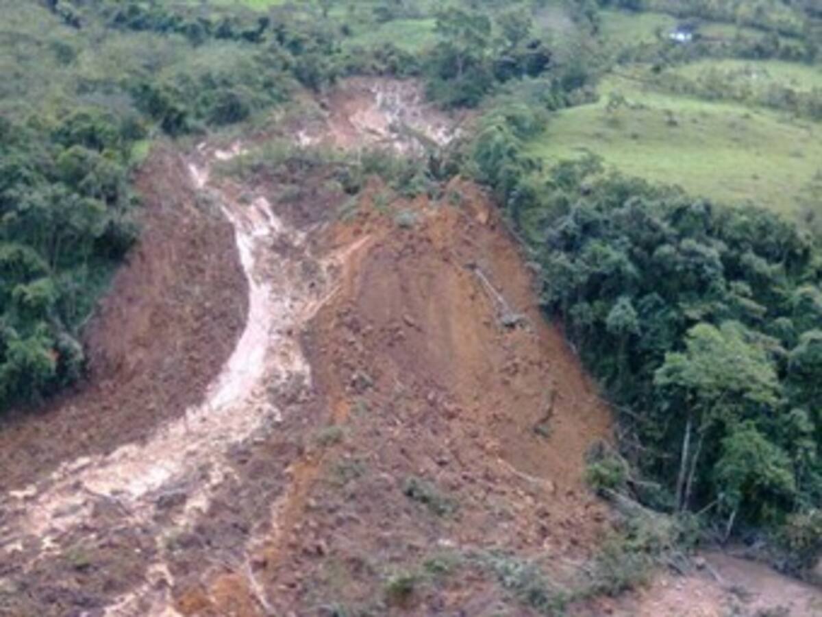 Fuertes lluvias ocasionaron un derrumbe en la vía Bucaramanga a la Costa Atlántica