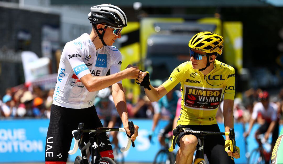 Pogacar y Vingegaard se saludan antes de iniciar la etapa 18 del Tour.