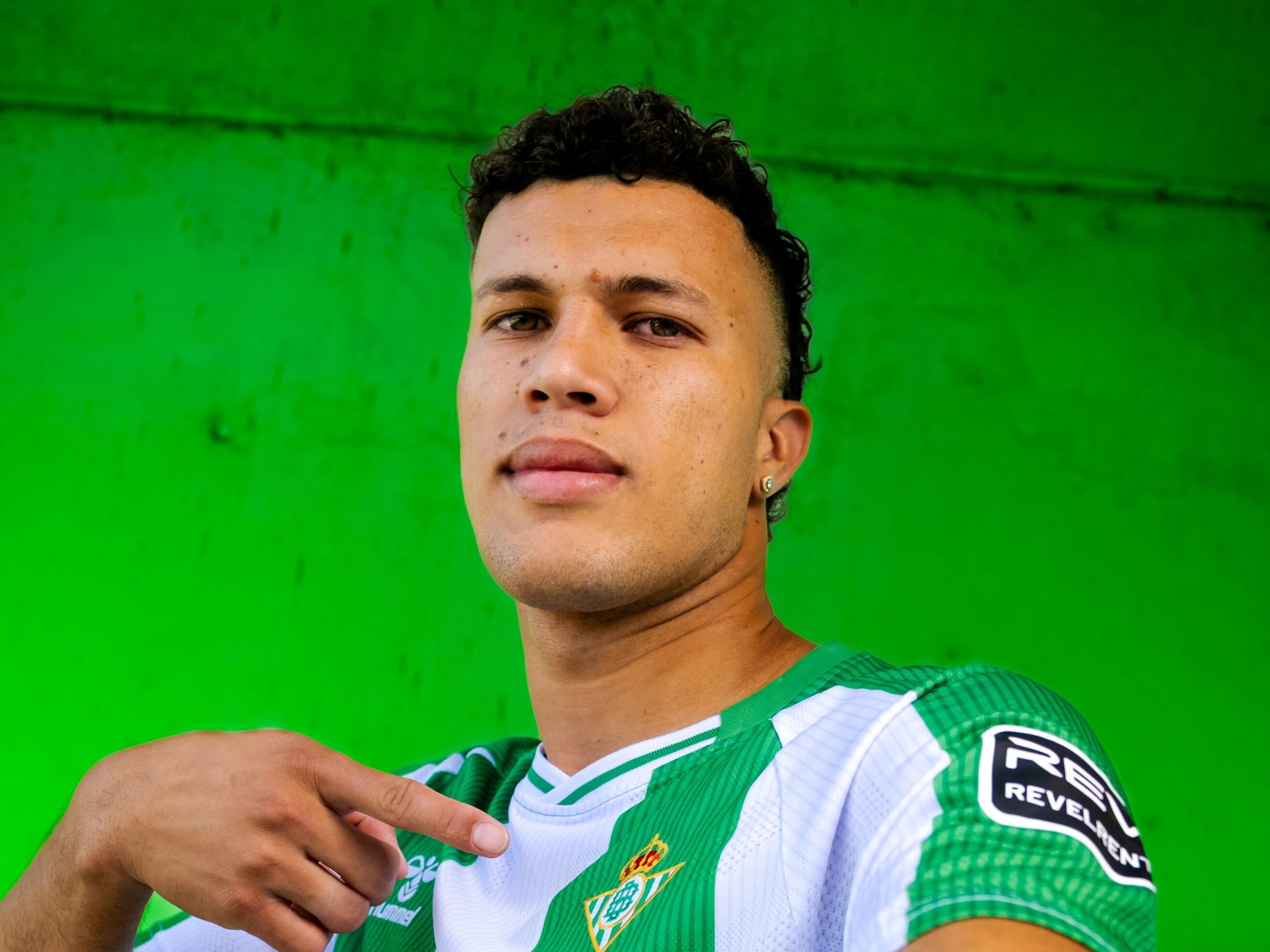 Real Betis presentó a Nelson Deossa al estilo de la polémica pareja en concierto de Coldplay: véalo / @RealBetis