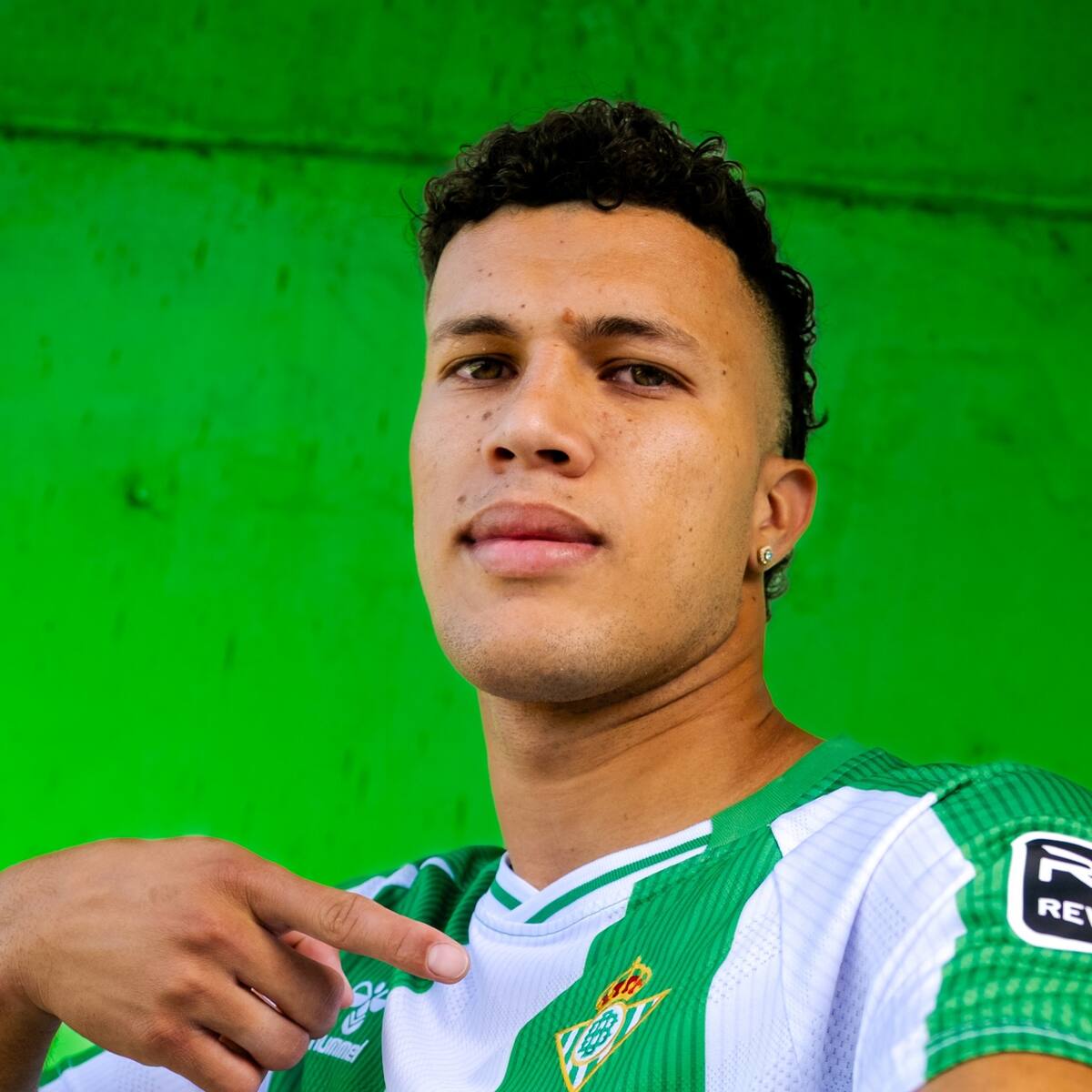 Real Betis presentó a Nelson Deossa al estilo de la polémica pareja en concierto de Coldplay: véalo