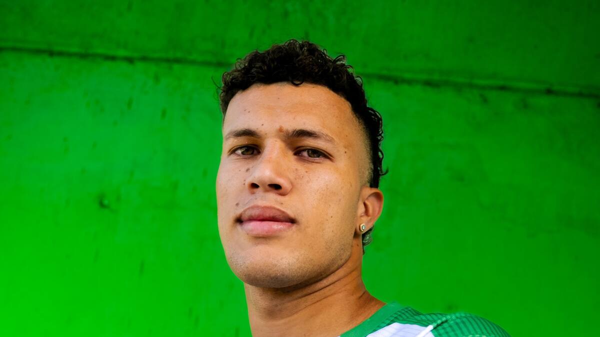 Real Betis presentó a Nelson Deossa al estilo de la polémica pareja en concierto de Coldplay: véalo