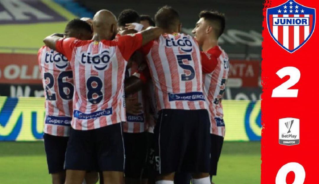 Los jugadores del cuadro barranquillero festejan uno de los dos goles convertidos esta noche.