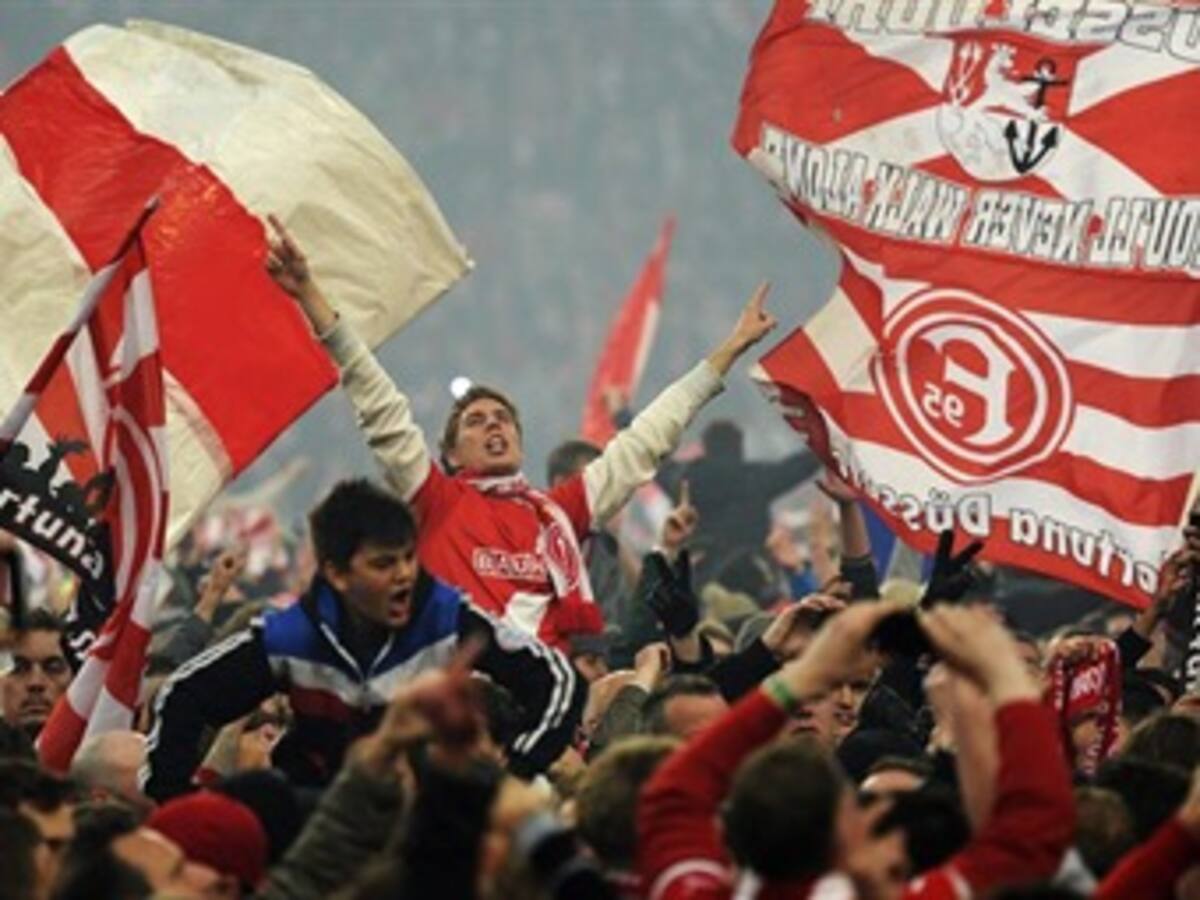 Entre el caos desatado por la hinchada, el Hertha Berlín regresó a la segunda división de Alemania