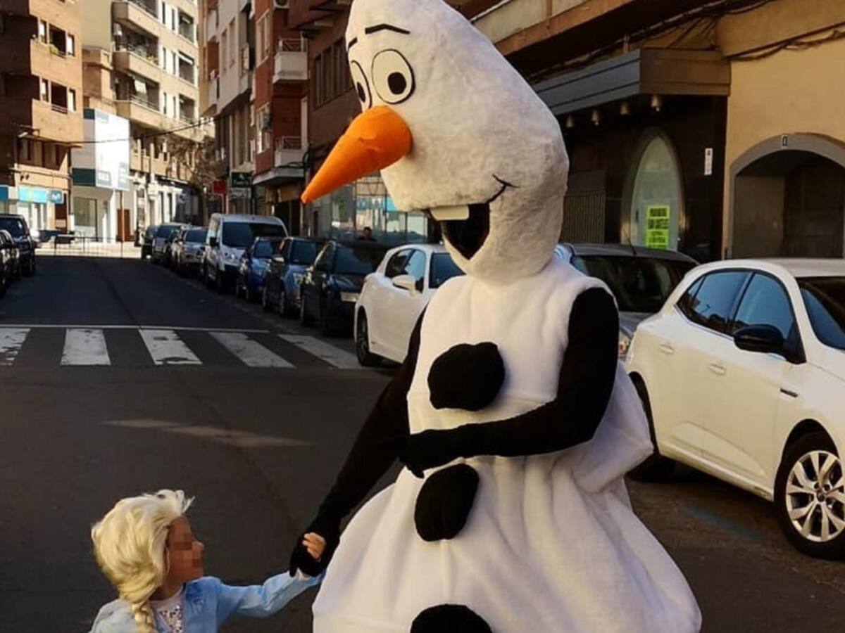 Padre e hija sacan la basura disfrazados de distintos personajes