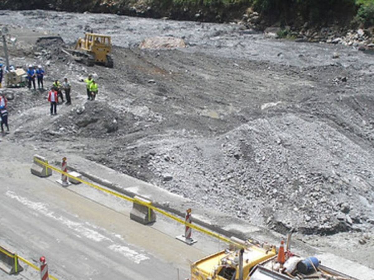 Avanzan trabajos de remoción de derrumbes en la vía al Llano