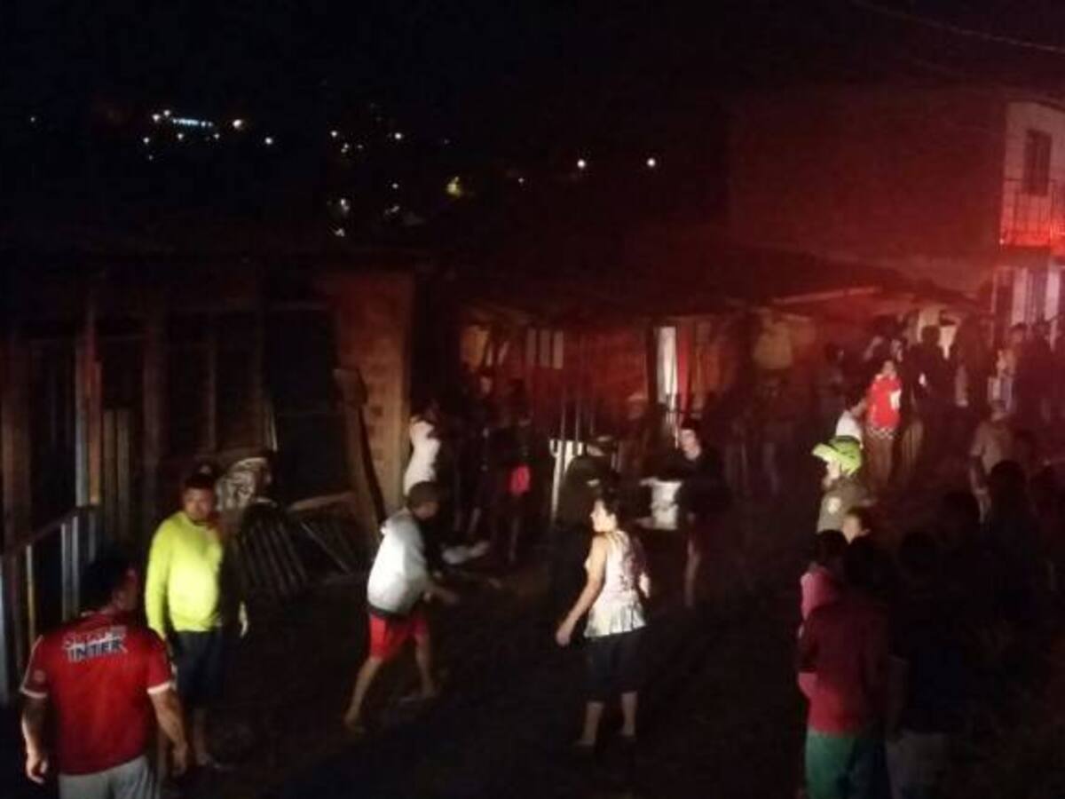 Inmenso incendio arrasa con mas de cien viviendas en las Palmas, comuna 18