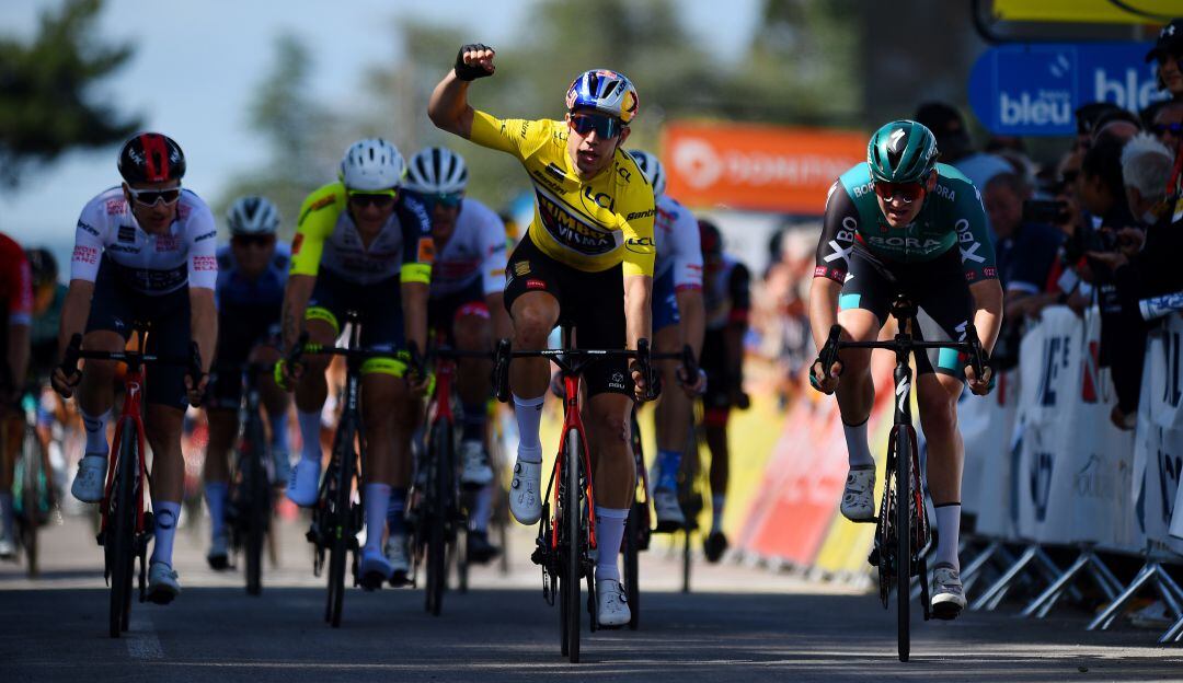 Wout Van Aert celebra la victoria en la quinta etapa de la carrera.