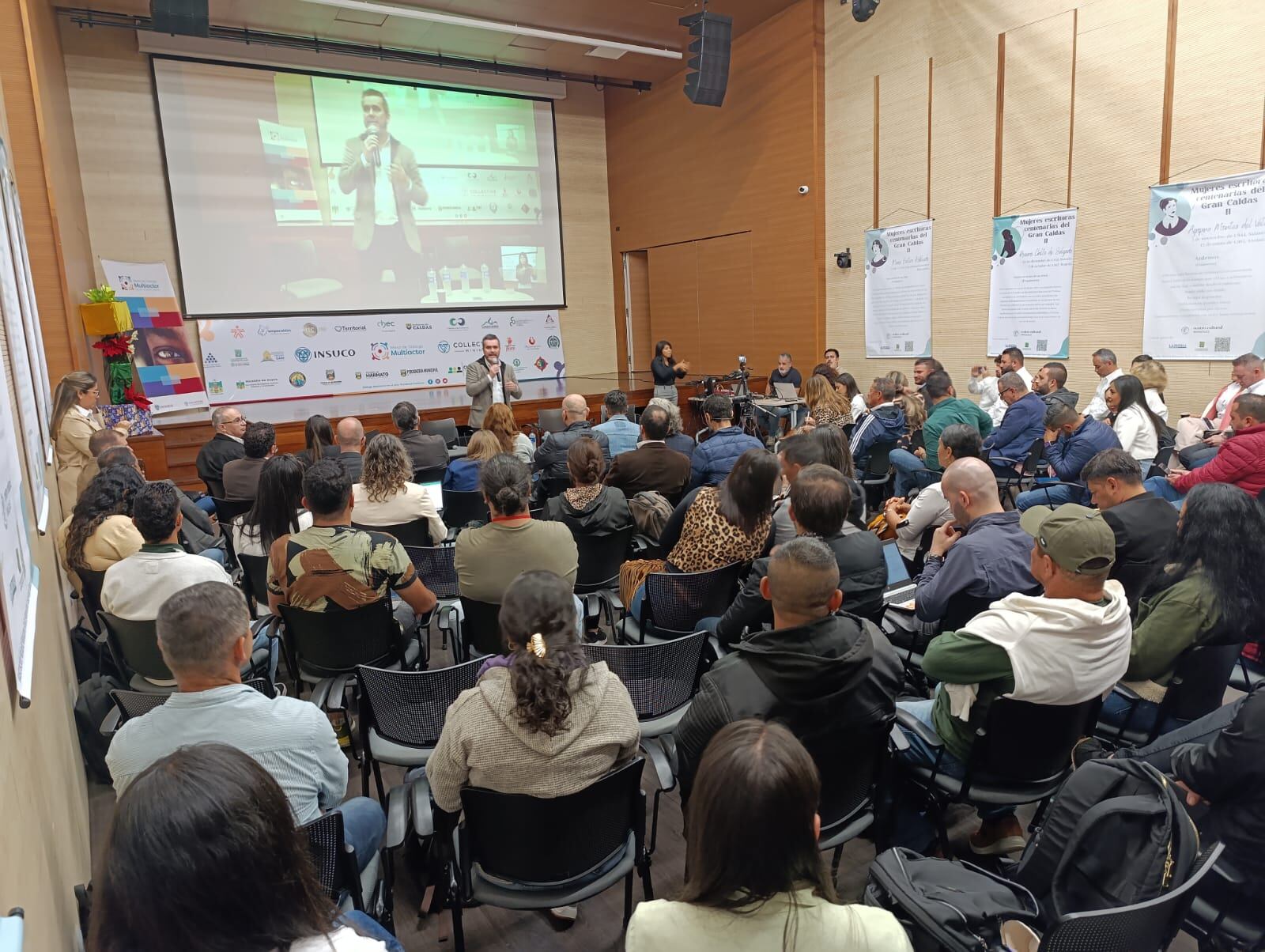 Al foro asistieron líderes gremiales, alcaldes e integrantes de grupos sociales de la ciudad y el departamento.