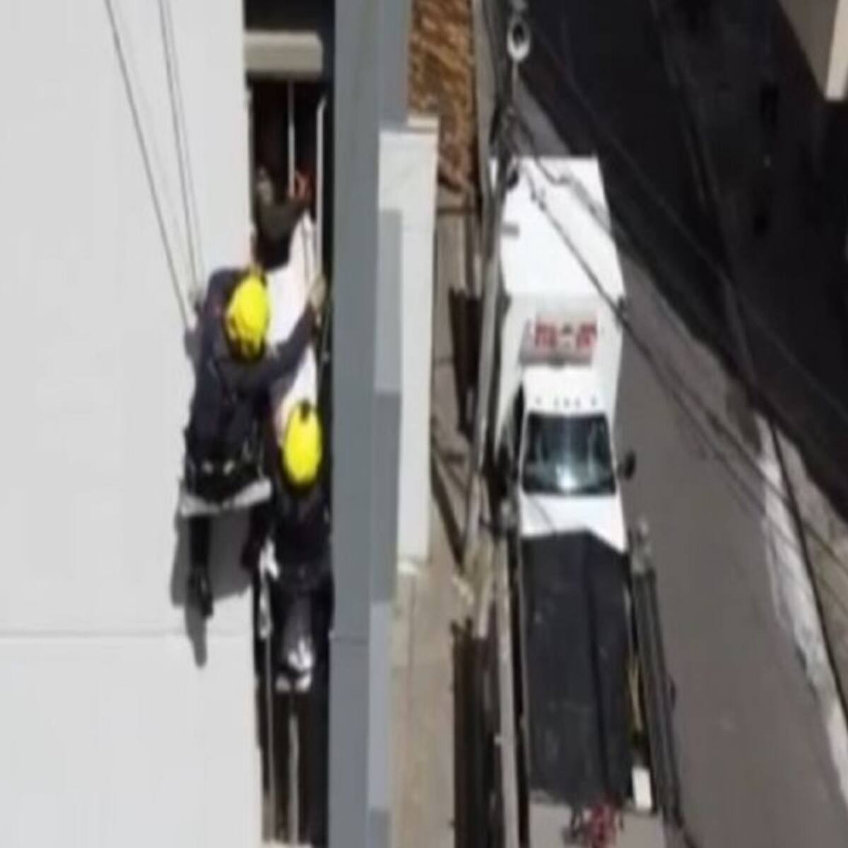 Video: Bomberos evitó que joven se lanzara al vacío