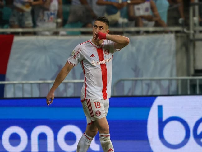 Rafael Santos Borré celebra su gol con el Internacional de Porto Alegre / Twitter: @SCInternacional.