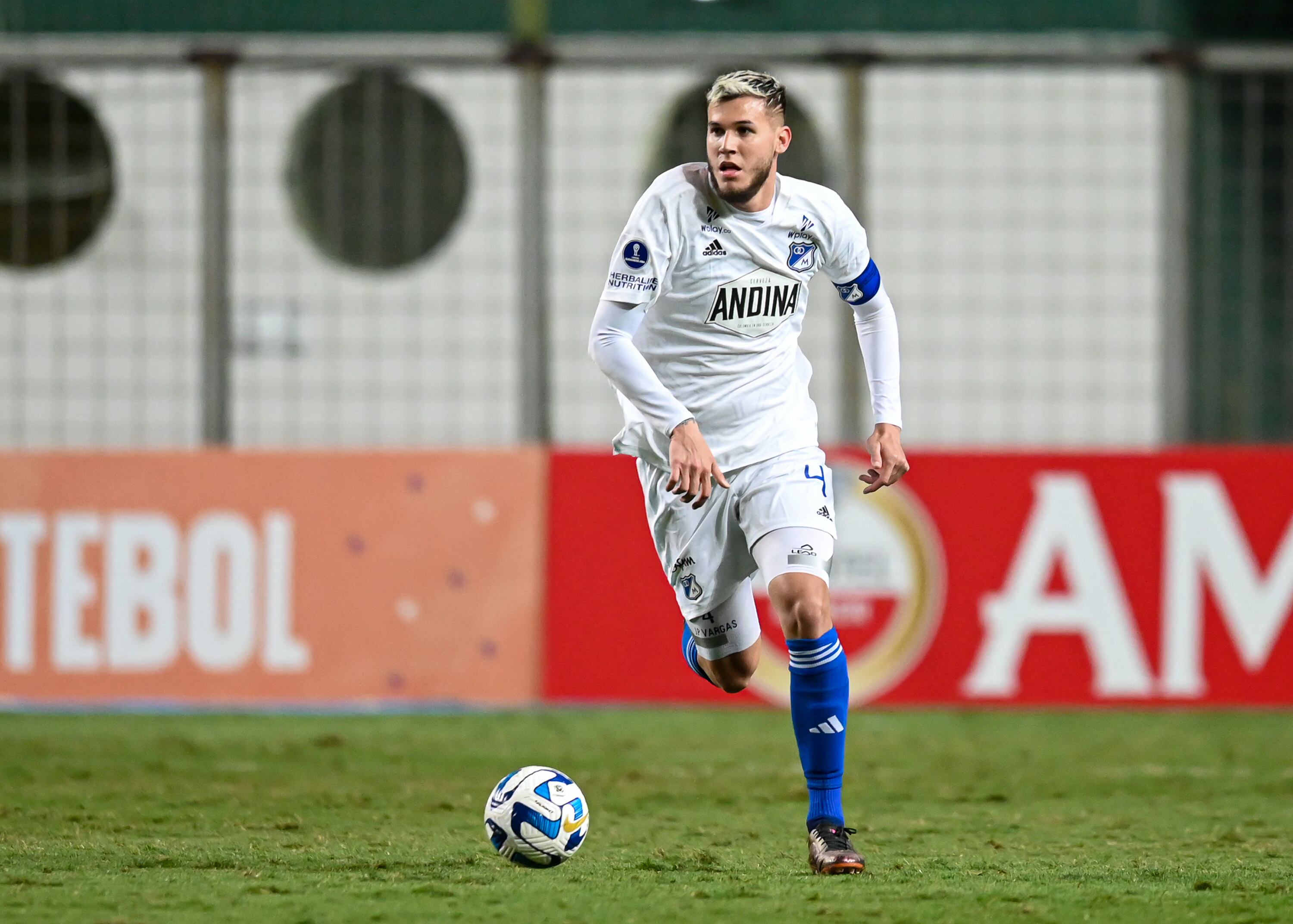 Juan Pablo Vargas, como capitán de Millonarios ante Defensa y Justicia. (Photo by Gledston Tavares/Eurasia Sport Images/Getty Images)
