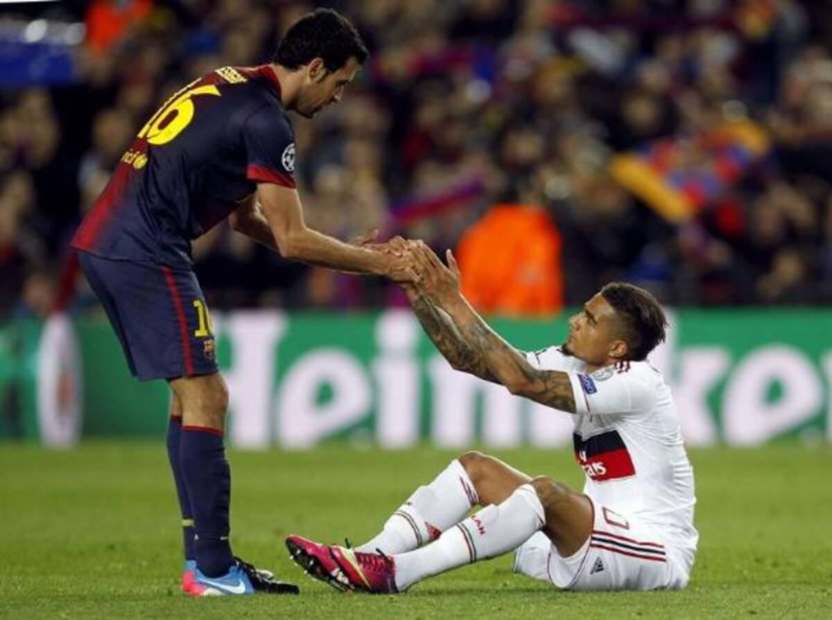 El delantero ganés del Milan, Kevin-Prince Boateng, saluda al centrocampista del F. C. Barcelona, Sergío Busquets.