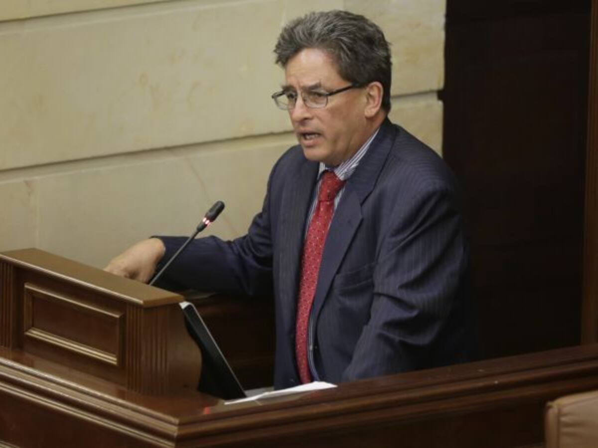 Minhacienda se ratifica y desmiente a Robledo por bonos de agua