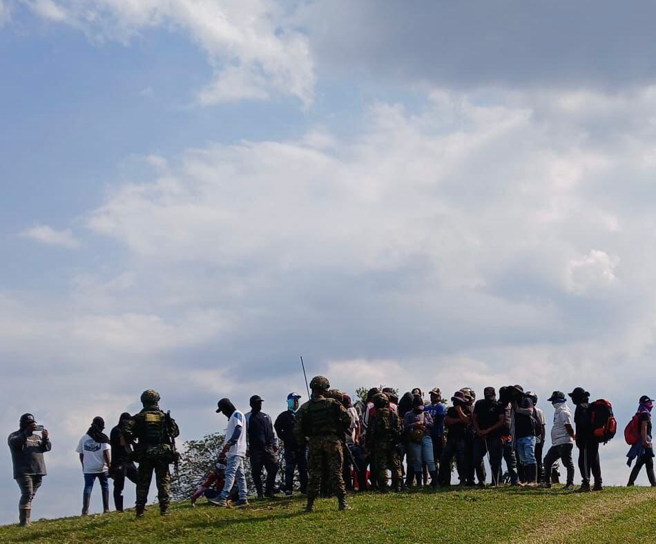 En videos compartidos por el Ejército se observa a varias personas involucradas con los rostros cubiertos. Foto: Ejército.
