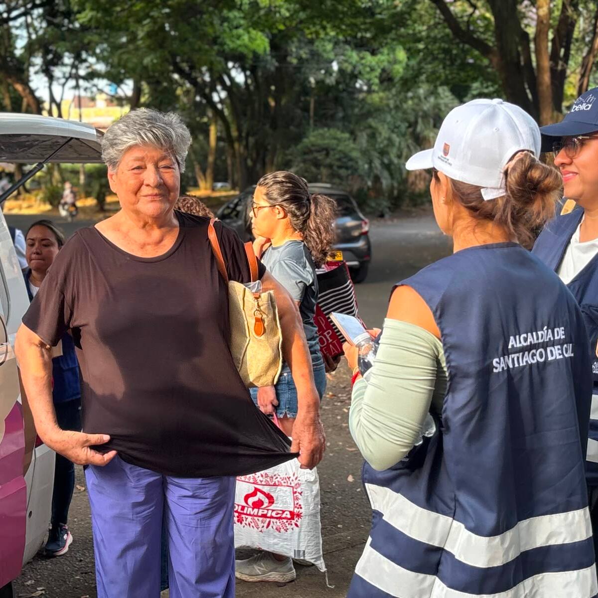 Adultos mayores damnificados por el terremoto en Cali son trasladados de albergues a hoteles