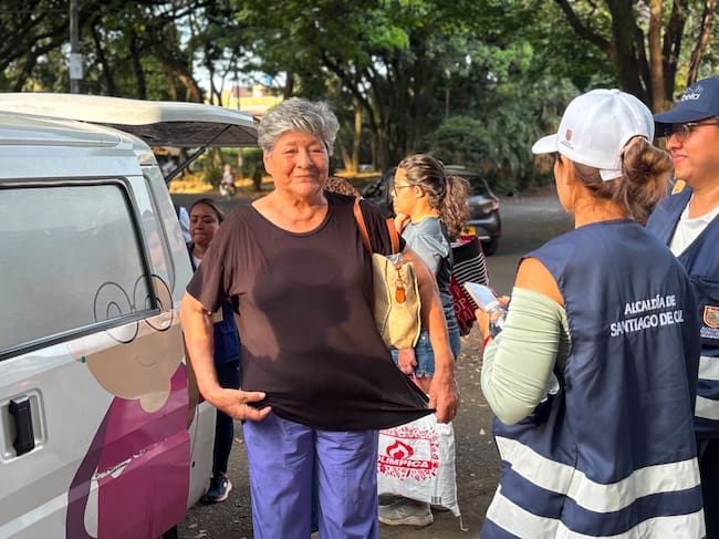 Los adultos mayores reciben atención y acompañamiento de las autoridades locales. Foto: Alcaldía de Cali.