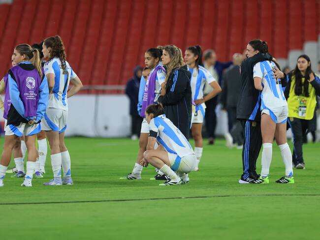 Las jugadoras de Argentina se lamentan tras la eliminación ante Colombia en los penaltis. (Photo by Franklin Jacome/Getty Images)