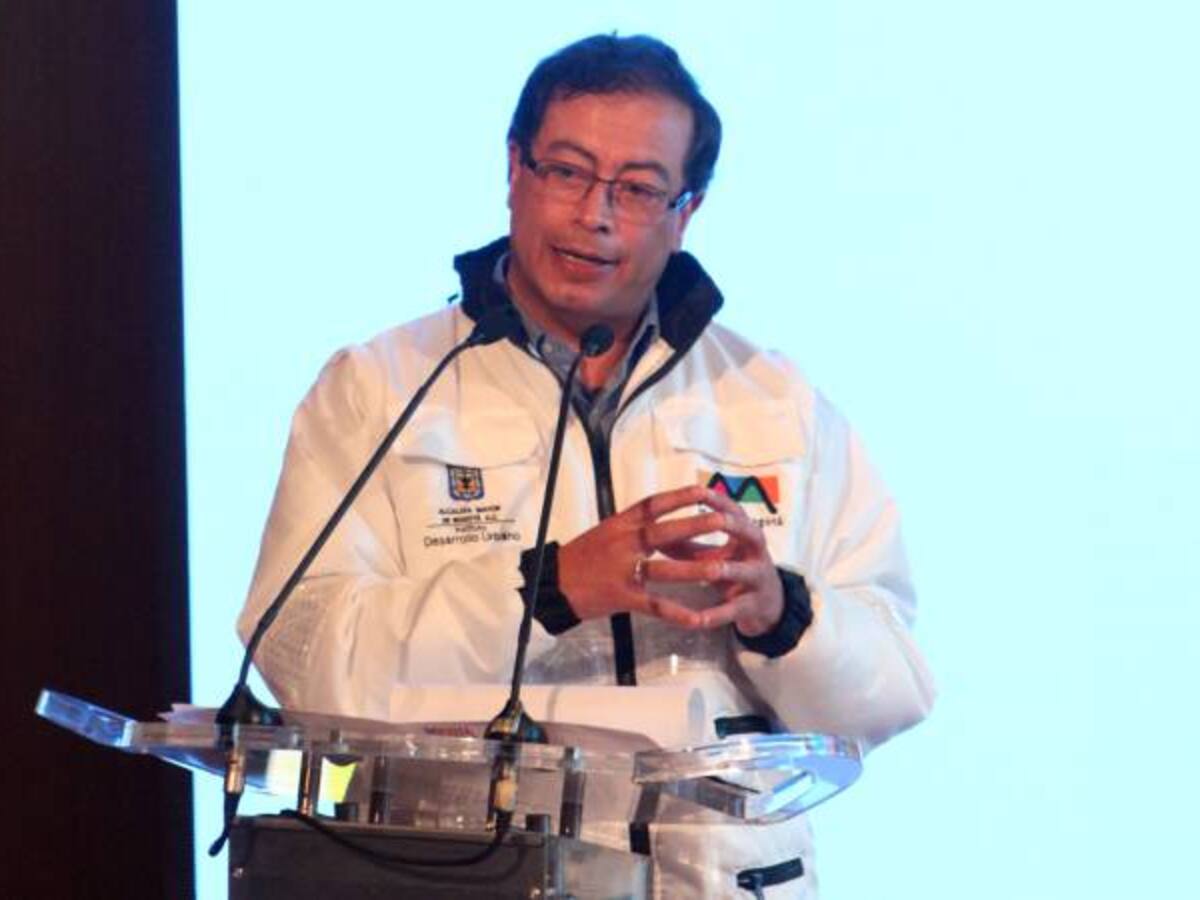 Distrito no le pide a los trabajadores que voten por un candidato en específico: Petro