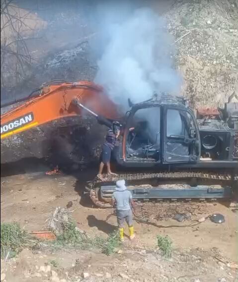 Autoridades quemaron maquinaria amarilla en operativo contra minería ilegal