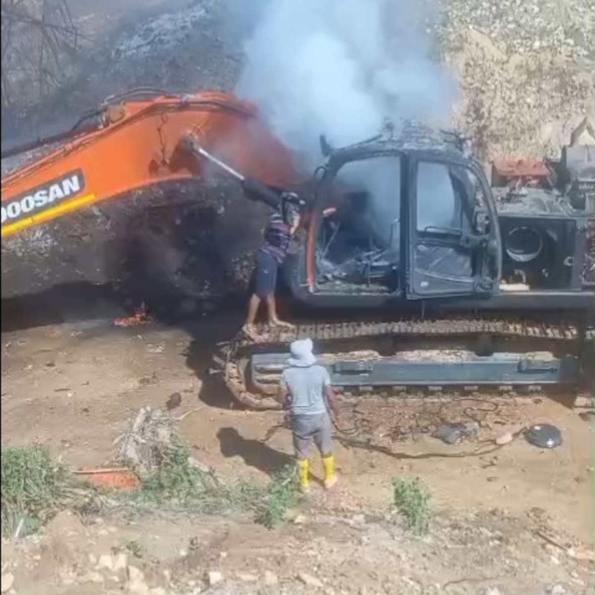 Mineros del sur del Atlántico levantan bloqueo de vía pero se mantienen en paro